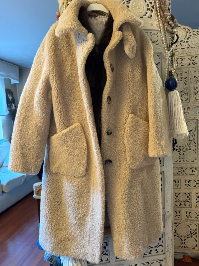 Abrigo de lana beige con botones grandes - 2
