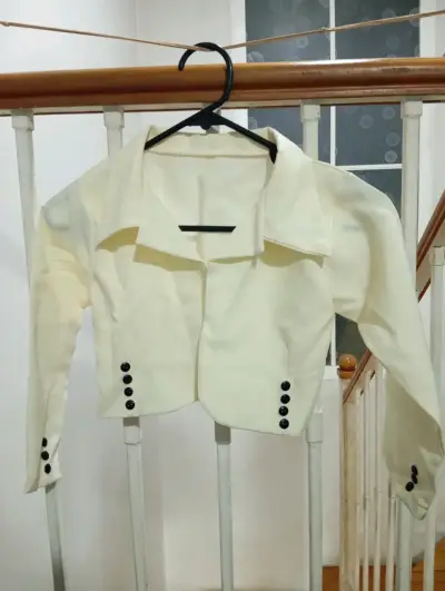 Chaqueta corta blanca con botones negros - miniatura 1