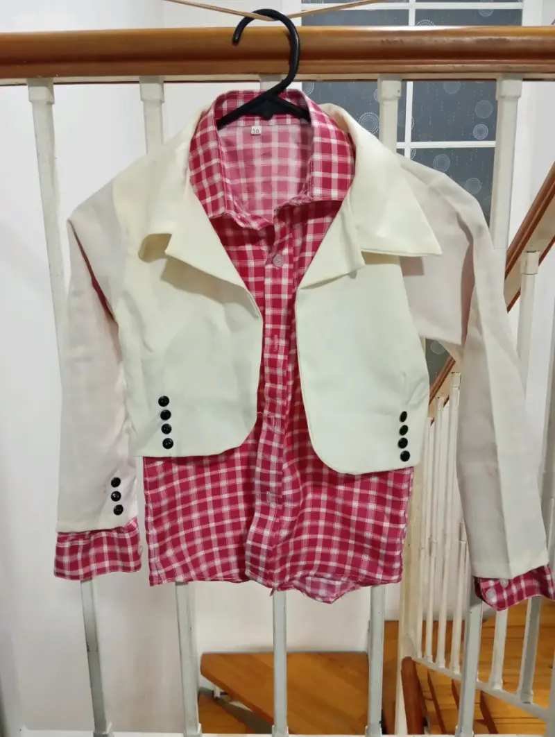 Chaqueta corta blanca con botones negros - 2