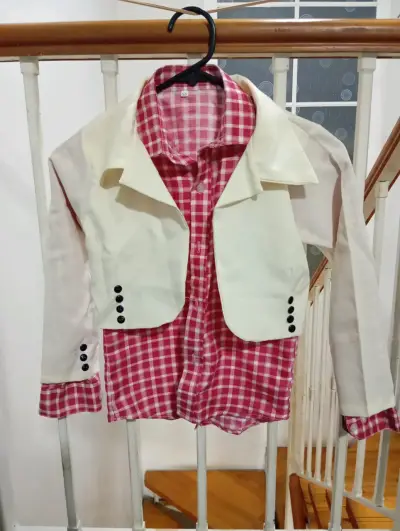 Chaqueta corta blanca con botones negros - miniatura 2