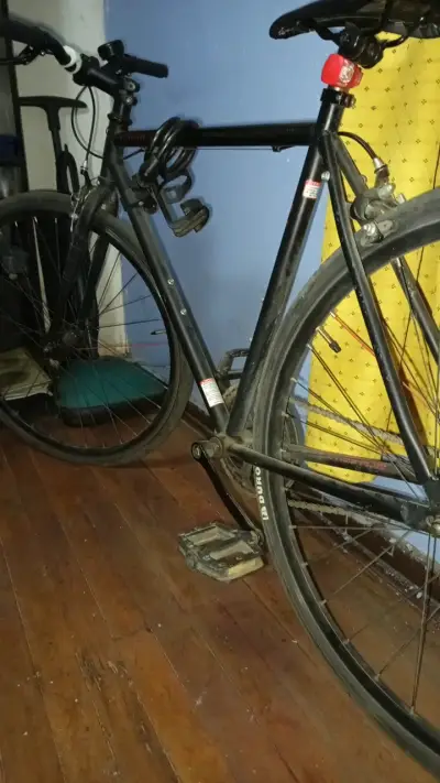 Bicicleta urbana negra con frenos de disco - miniatura 1