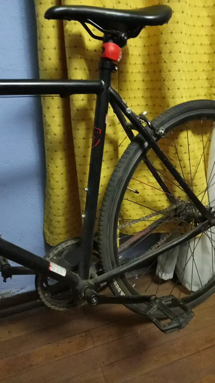 Bicicleta urbana negra con frenos de disco - 3