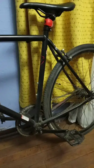 Bicicleta urbana negra con frenos de disco - miniatura 3