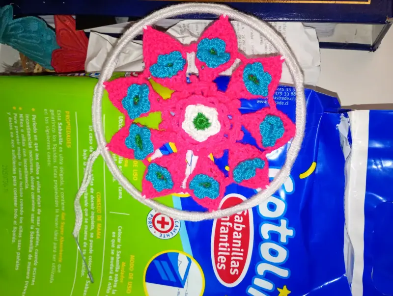 Atrapasueños artesanal de crochet colorido - 1