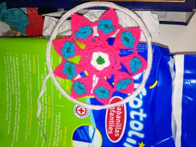 Atrapasueños artesanal de crochet colorido - miniatura 1