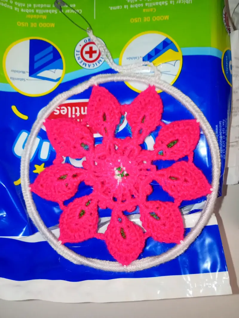 Atrapasueños artesanal de crochet colorido - 2