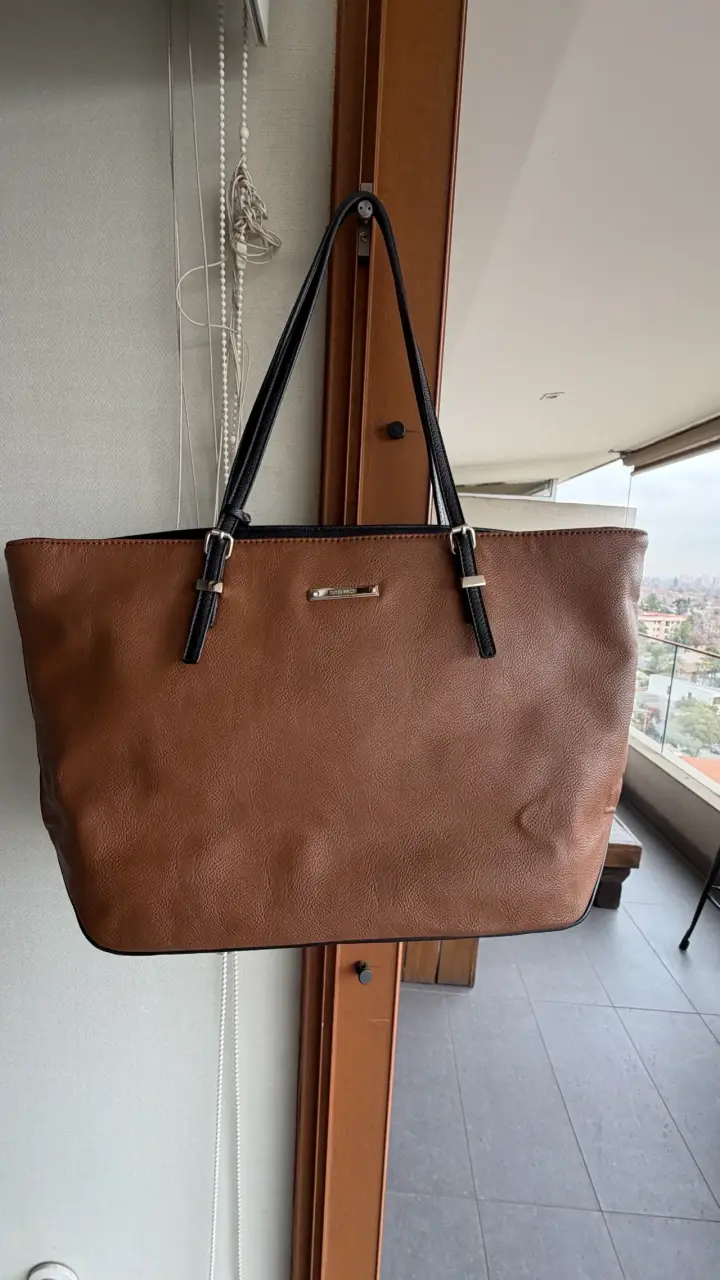 Bolso tote marrón de cuero sintético - 1