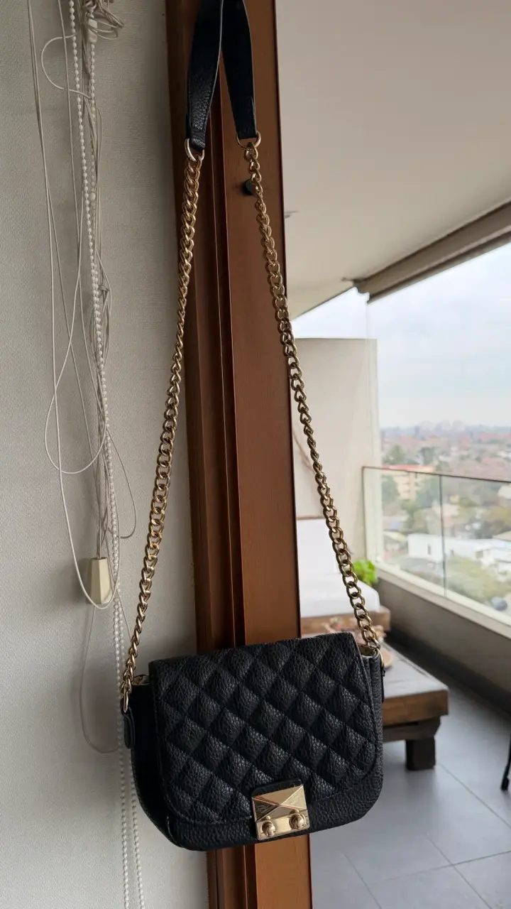 Cartera negra con cadena dorada elegante - 1