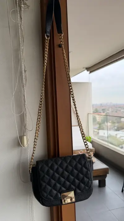 Cartera negra con cadena dorada elegante - miniatura 1