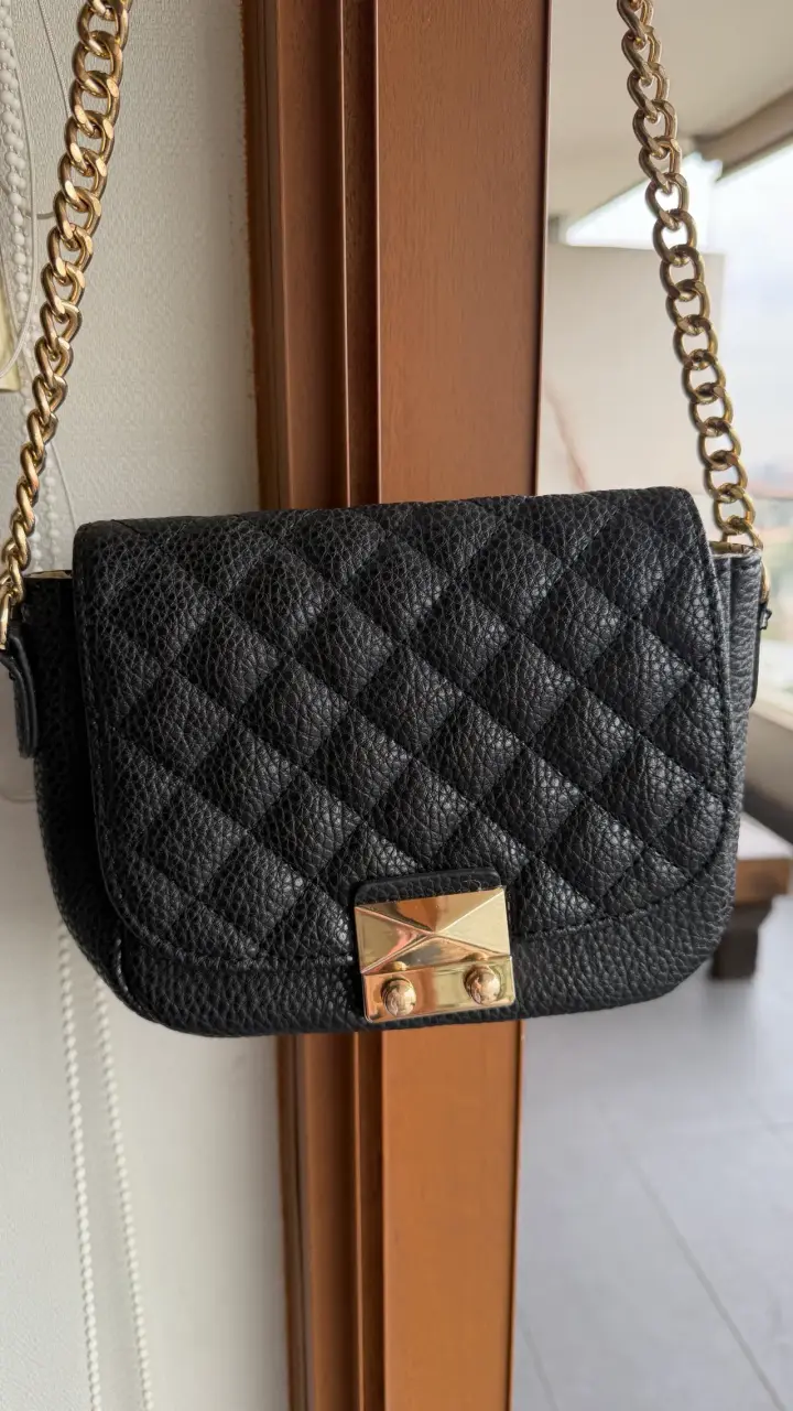 Cartera negra con cadena dorada elegante - 2