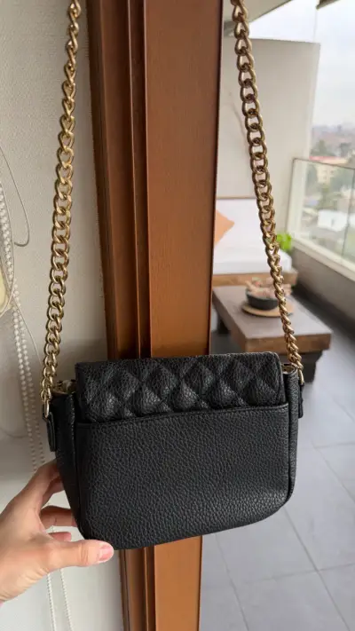 Cartera negra con cadena dorada elegante - miniatura 3