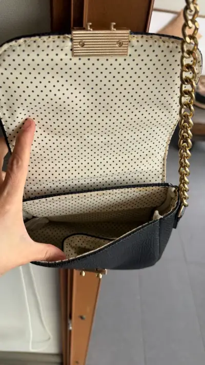 Cartera negra con cadena dorada elegante - miniatura 4