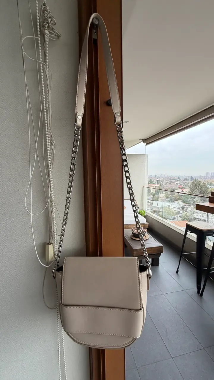 Cartera beige con cadena metálica - 1