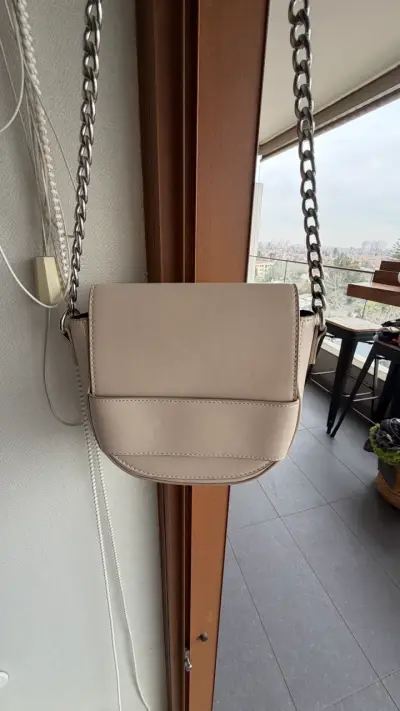 Cartera beige con cadena metálica - miniatura 2