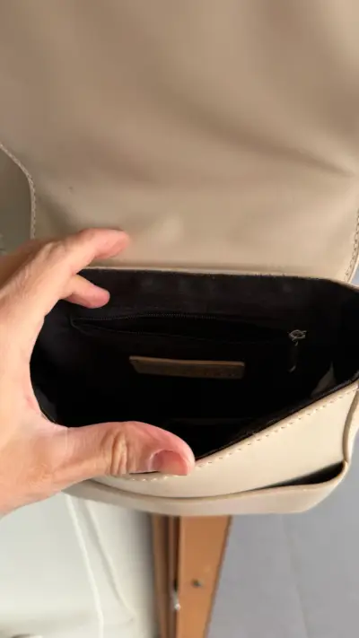 Cartera beige con cadena metálica - miniatura 3
