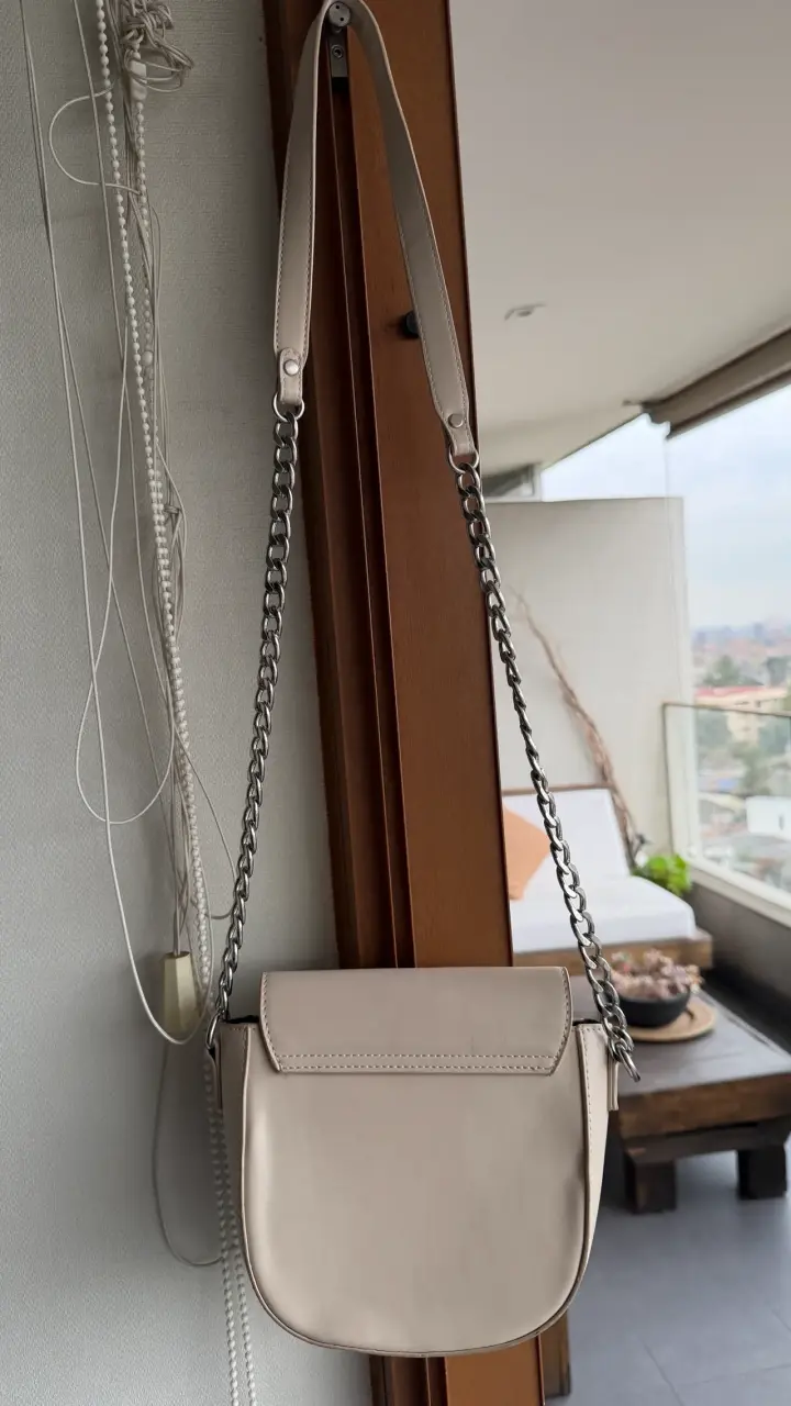 Cartera beige con cadena metálica - 4