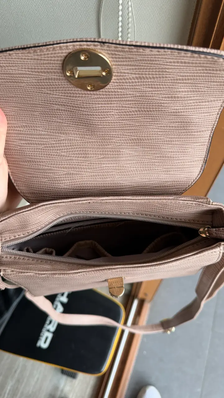 Cartera de mano beige elegante - 4