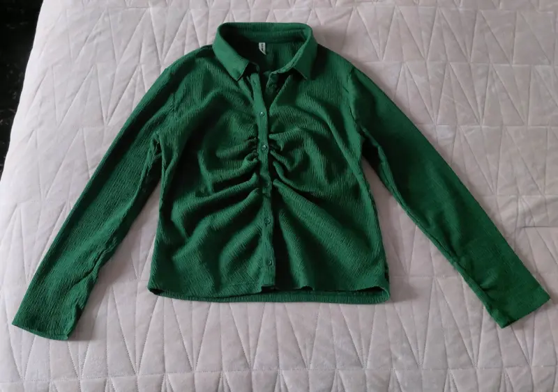 Blusa verde de manga larga con fruncido - 1