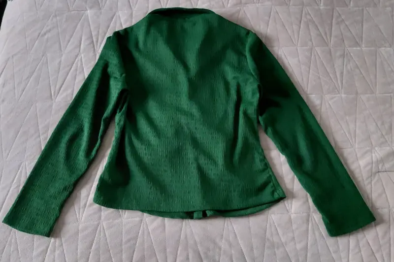 Blusa verde de manga larga con fruncido - 2