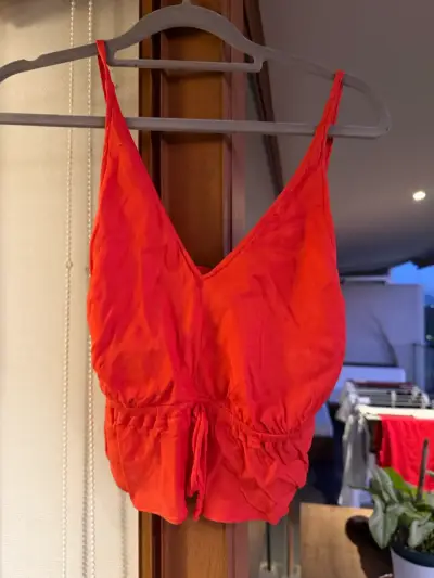 Top rojo con tirantes ajustables - miniatura 1