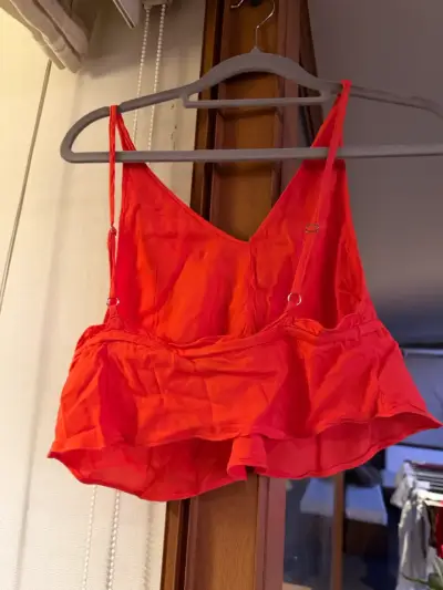 Top rojo con tirantes ajustables - miniatura 2