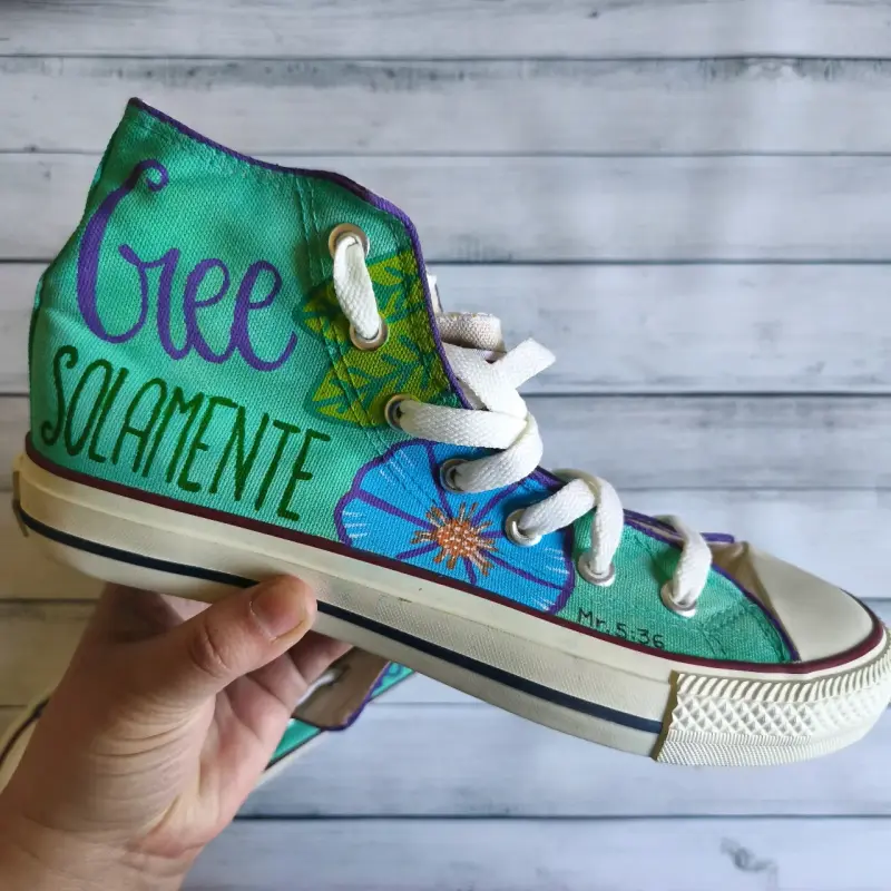 Zapatillas con temática cristiana, pintadas a mano - 3
