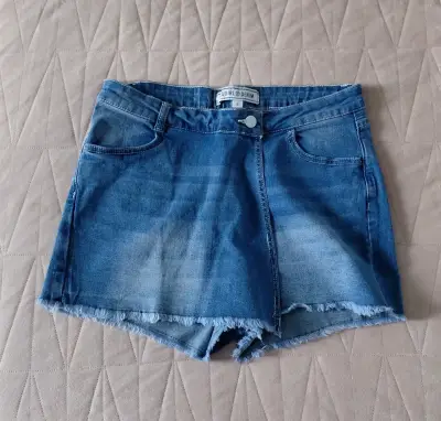 Falda-short de mezclilla azul desgastado - miniatura 1