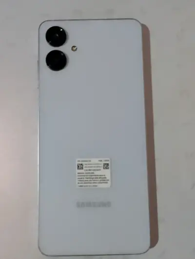 Smartphone Samsung blanco con doble cámara - miniatura 1