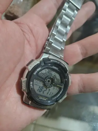Reloj digital Casio World Time acero inoxidable - miniatura 1