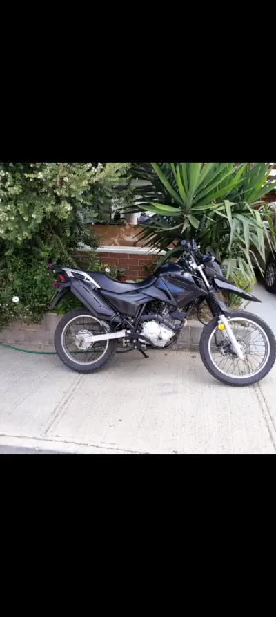 Motocicleta Yamaha negra en buen estado - miniatura 1