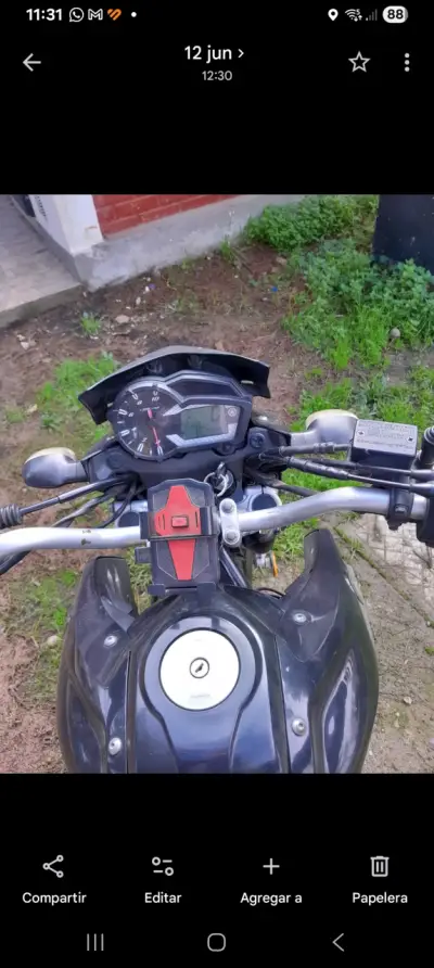 Motocicleta Yamaha negra en buen estado - miniatura 2