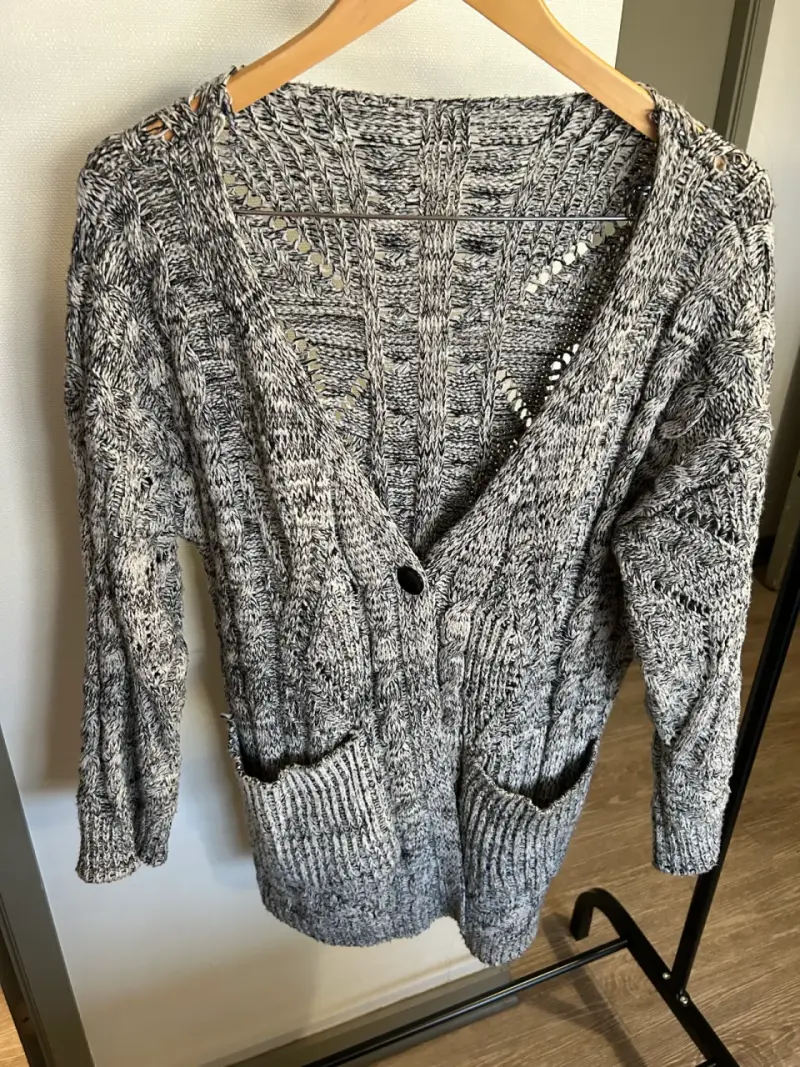 Cárdigan gris de punto con bolsillos