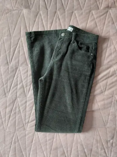 Pantalón flare de cotelé verde oscuro para mujer - miniatura 1