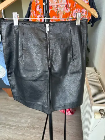 Falda Foster de cuero negra con tachas - miniatura 2