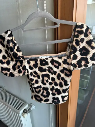 Top corto con estampado de leopardo - miniatura 1