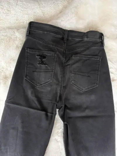 Jeans negros desgastados para mujee - miniatura 3