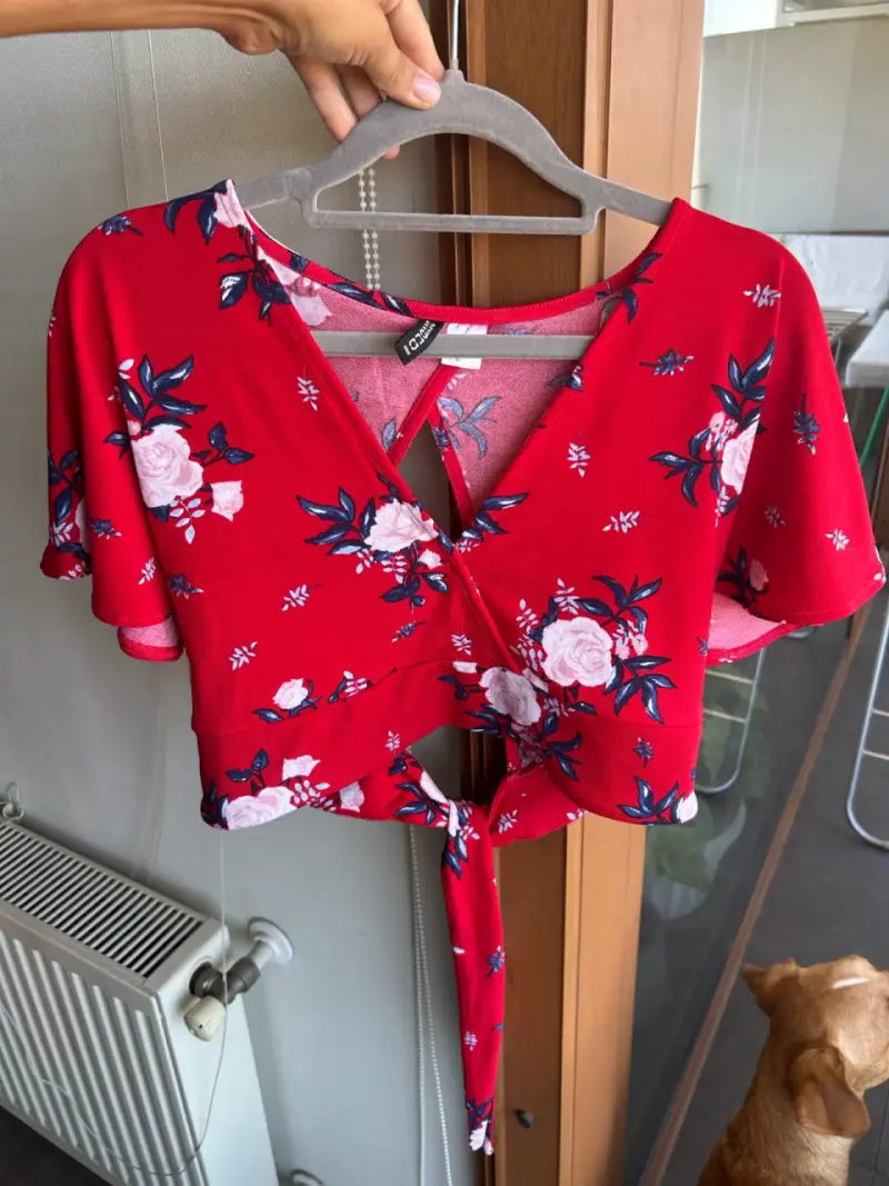 Blusa HyM roja floral con lazo Iodonna - 1