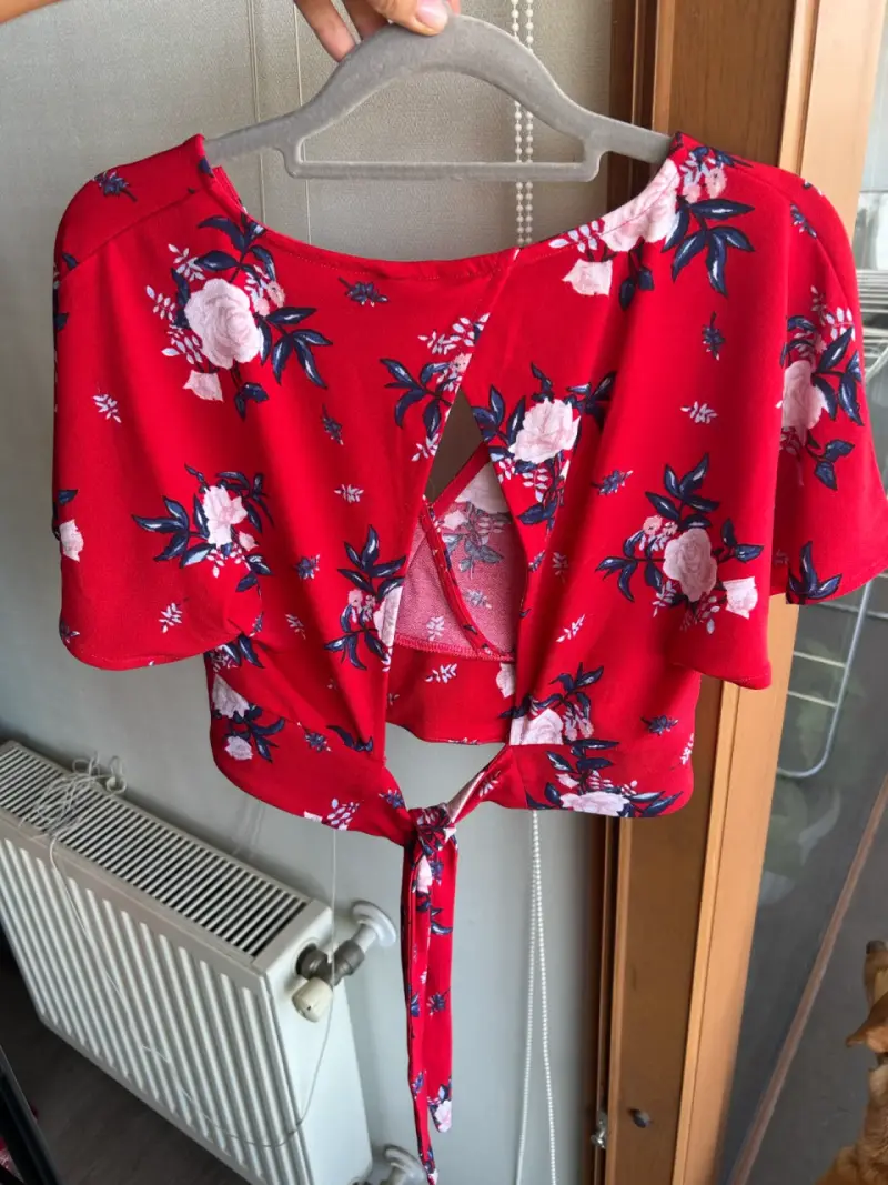 Blusa HyM roja floral con lazo Iodonna - 2