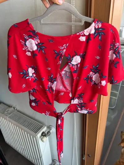 Blusa HyM roja floral con lazo Iodonna - miniatura 2