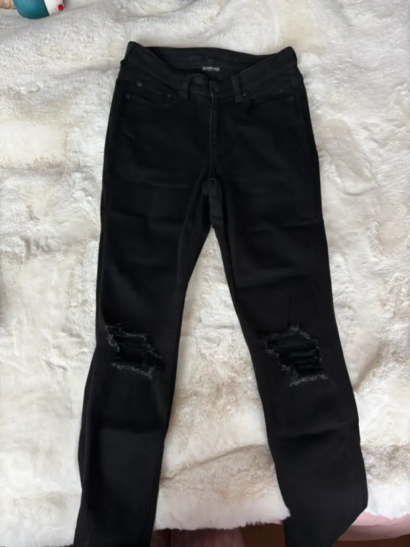 Jeans negros rotos American Eagle - 1