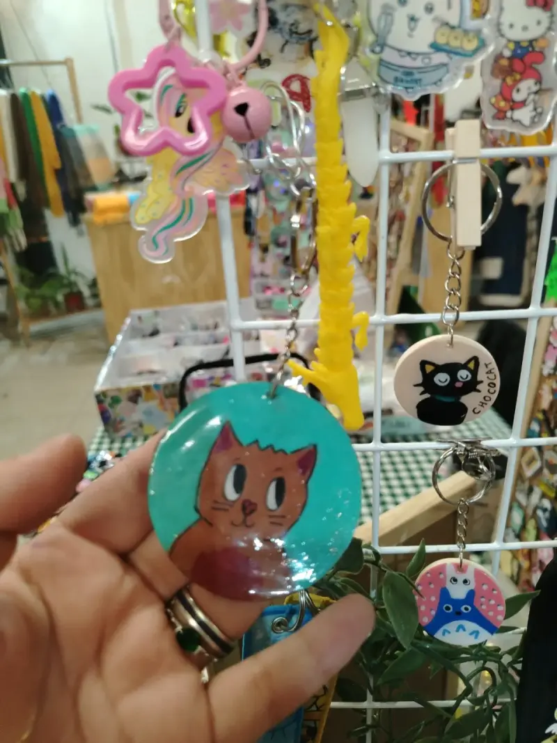 Llavero acrílico de gato hecho a mano