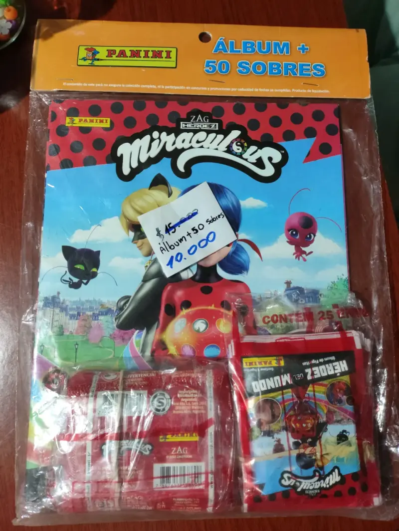 Álbum Panini Miraculous con 50 sobres