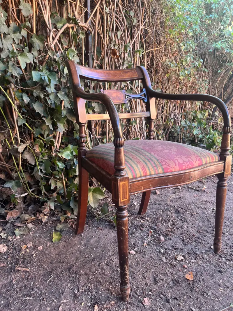 Silla vintage de madera con asiento tapizado - 1