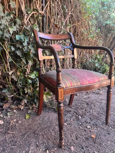 Silla vintage de madera con asiento tapizado - miniatura 1