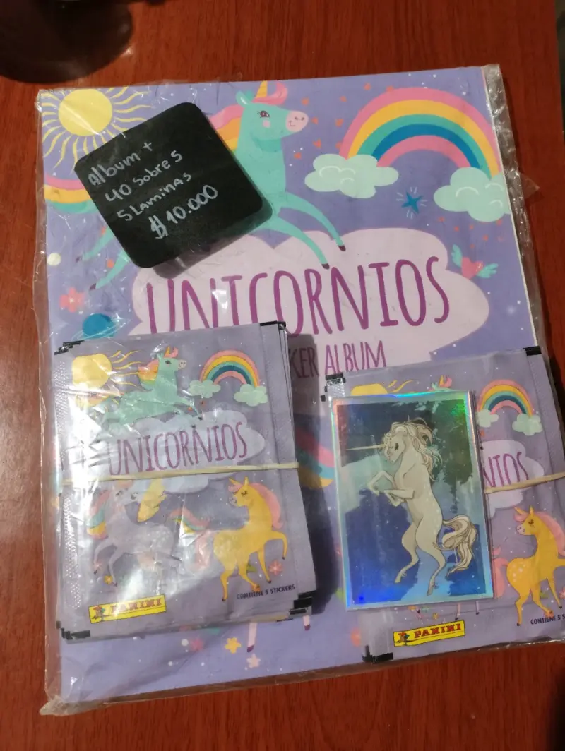 Álbum de unicornios con 40 sobres Panini