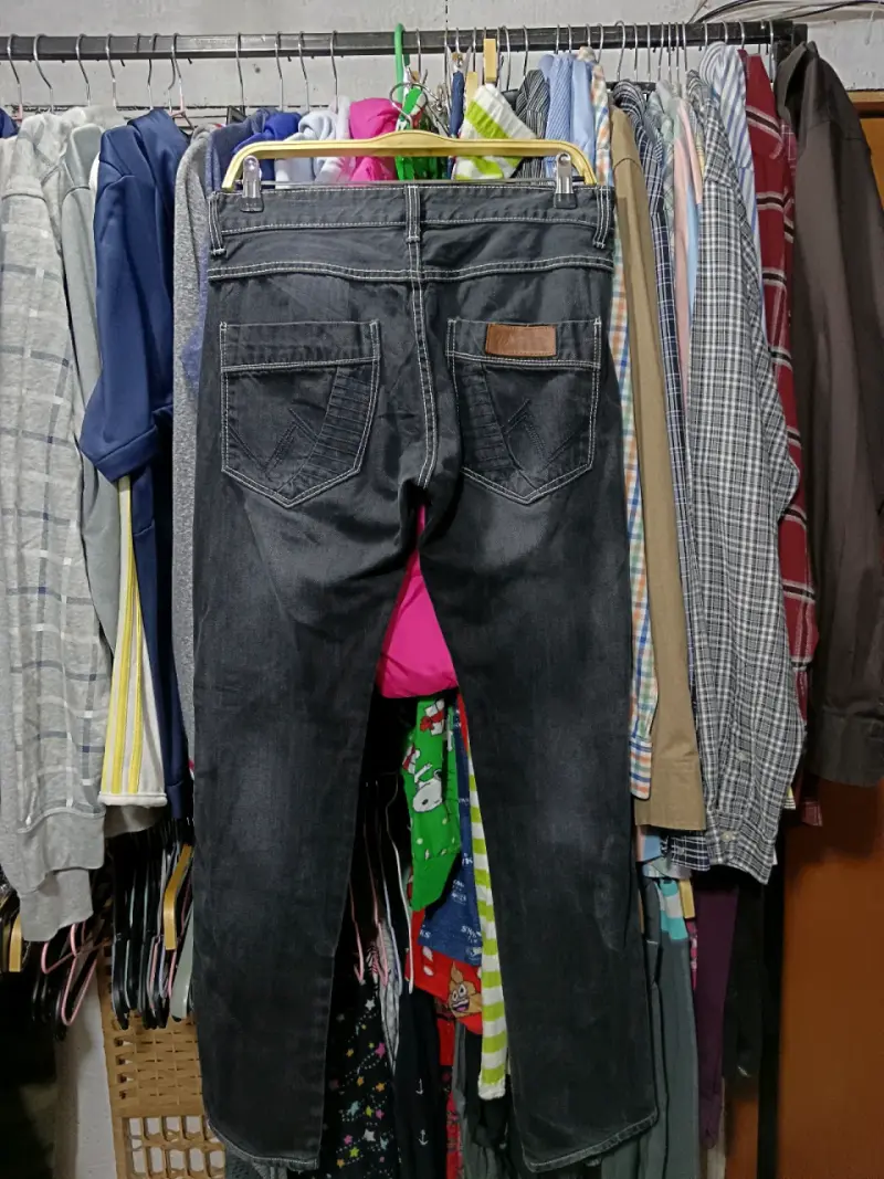 Jeans negros de mezclilla para mujer - 2