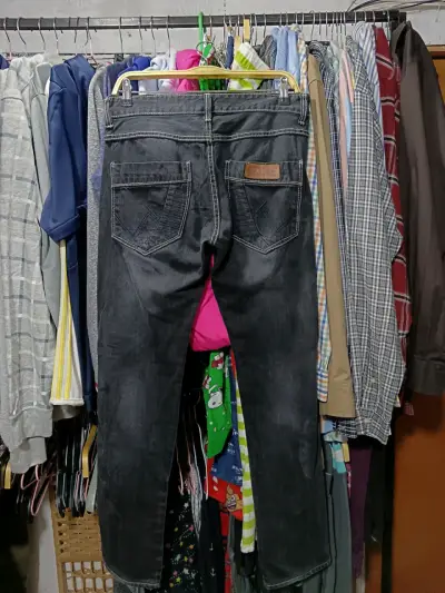 Jeans negros de mezclilla para mujer - miniatura 2