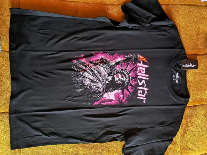 Polera negra Hellstar con diseño gráfico