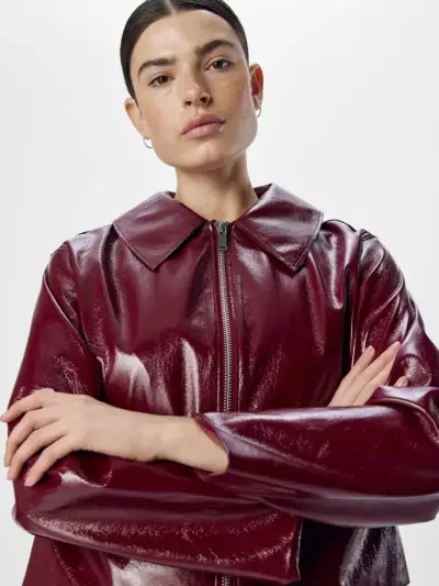 Chaqueta de cuero sintético burdeo con cierre - miniatura 5
