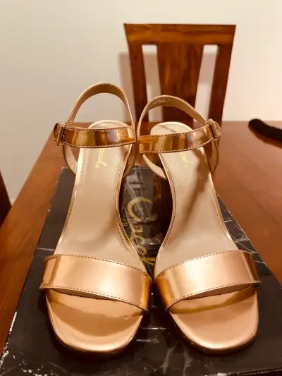 Sandalias doradas de tacón bajo para mujer - miniatura 1